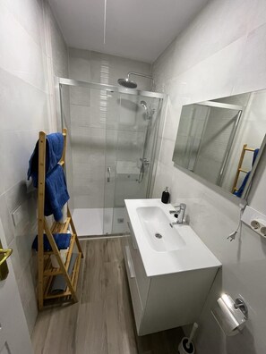 Douche, serviettes fournies, savon, shampoing