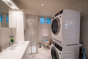 Sèche-cheveux, serviettes fournies, savon, papier toilette