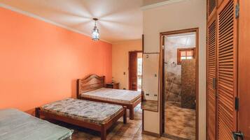5 habitaciones, tabla de planchar con plancha y wifi