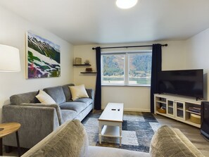 Smart TV - Updated Douglas Apartment, Near Downtown and Skiing (Juneau)