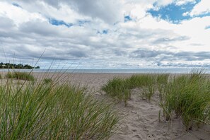 Nära stranden, solstolar och strandhanddukar