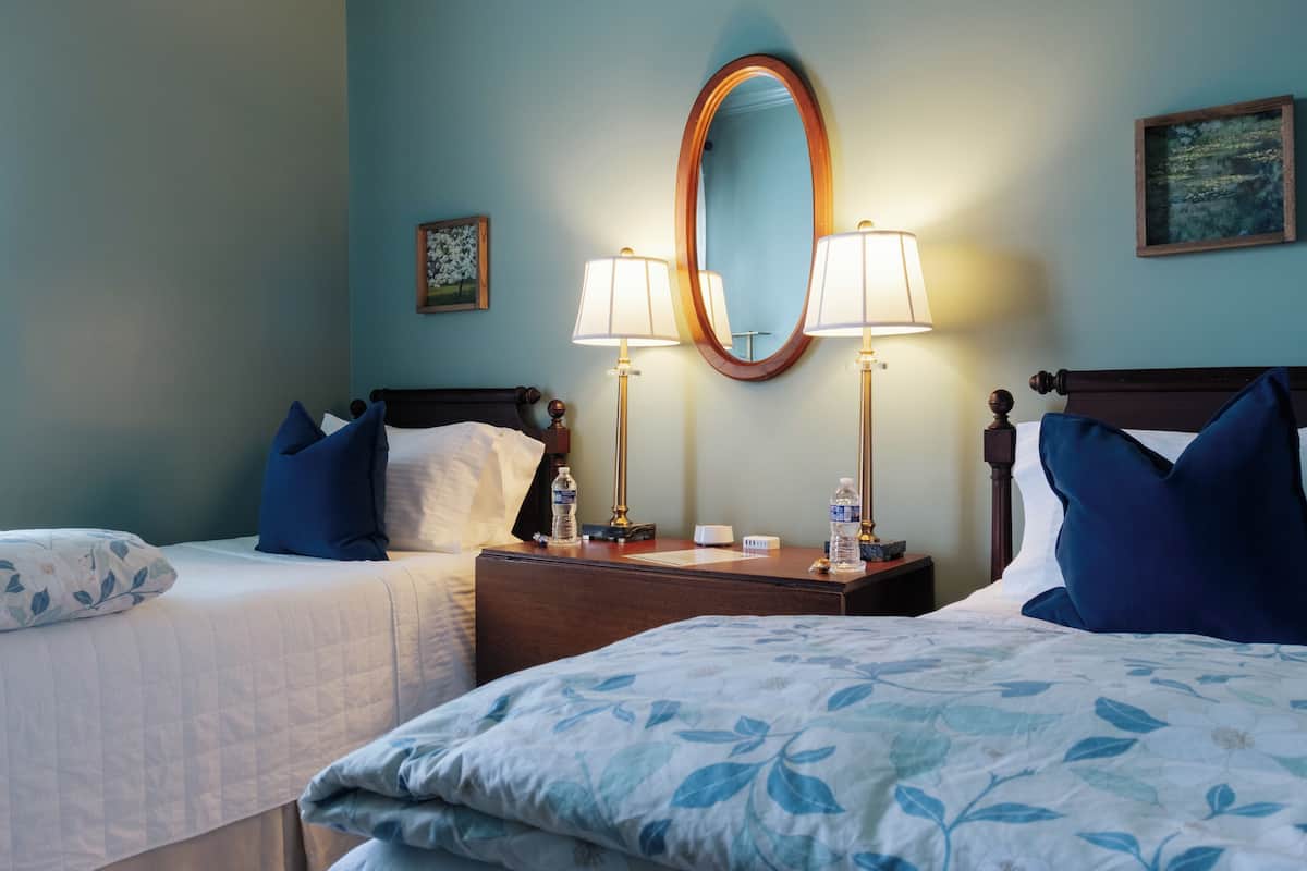 Standard Room, 2 Katil Bujang (Single), Private Bathroom | Cadar kapas Mesir, peralatan tempat tidur premium, Wi-fi percuma 