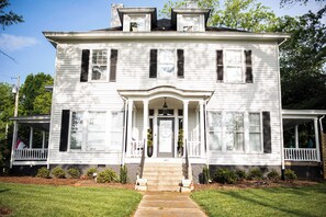 Front of property - The Trott House Inn (Newton)
