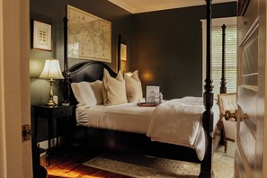 Signature Room, 1 Queen Bed, Non Smoking, Private Bathroom | Egyptian cotton sheets, premium bedding, individually decorated
