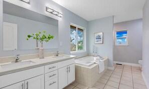 Secadora de cabello, toallas, jabón, shampoo 