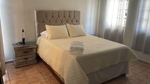 3 bedrooms, iron/ironing board, bed sheets - Beautiful entire home near Plaza Patio Mall (Saltillo)