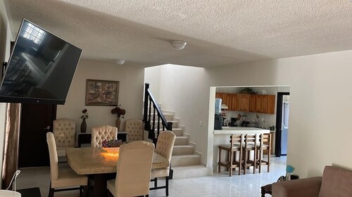 Beautiful entire home near Plaza Patio Mall
