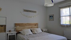 2 dormitoris, planxa i posts de planxar i un bressol de viatge 