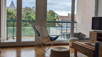 Smart TV, books, stereo