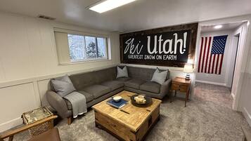 Smart TV, chimenea, futbolito y libros