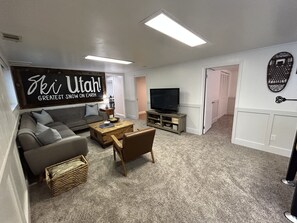 TV connectée, cheminée, baby-foot, livres