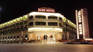 Ein mehrgeschossiges Gebäude mit dem deutlich sichtbaren Schild "BADR HOTEL" am Eingang.