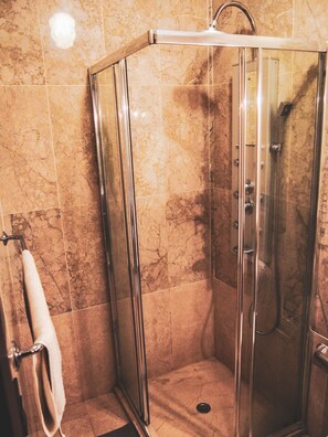 Shower, hair dryer, towels, soap - Beauty Studio in city center with pool (Málaga)