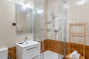 シャワー、ヘアドライヤー、タオル、石鹸
