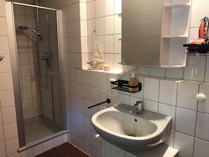 Haartrockner, Handtücher, Toilettenpapier