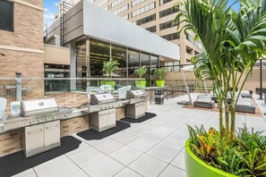 BBQ/picnic area - Stylish & Fantastic apt in Crystal City (Arlington)