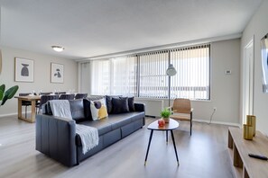 Business Apartment | Living area | 50-inch Smart TV with cable channels - Stylish & Fantastic apt in Crystal City (Arlington)