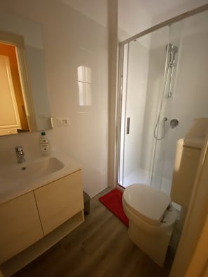 Economy Room | Bathroom | Shower, rainfall showerhead, free toiletries, hair dryer - Joyful Home (Rome)
