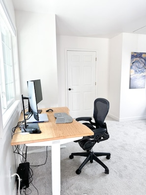 Interior - Cozy Private Guestroom, super close to great hiking trails! (Duvall)