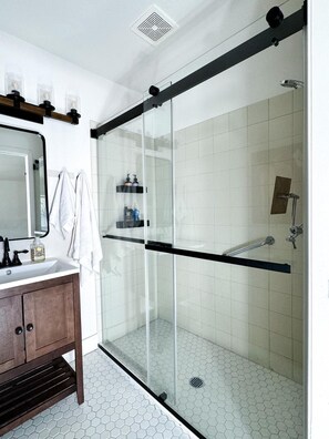 Shower, hair dryer, towels, soap - Cozy Private Guestroom, super close to great hiking trails! (Duvall)