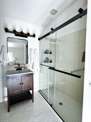 Shower, hair dryer, towels, soap - Cozy Private Guestroom, super close to great hiking trails! (Duvall)