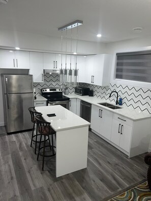 Réfrigérateur, micro-ondes, four, plaque de cuisson