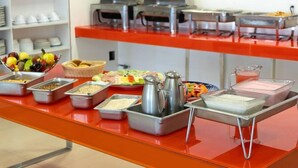 A buffet setup with various food items and beverages. - One Irapuato (Irapuato)