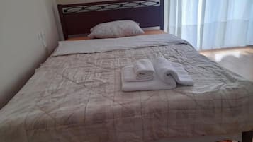 1 habitación, tabla de planchar con plancha, wifi y ropa de cama