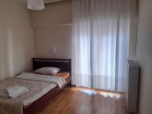 1 dormitori, planxa i posts de planxar, wifi i roba de llit