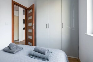 1 bedroom, iron/ironing board, WiFi, bed sheets - Modern and comfortable with a bedroom (Kraków)