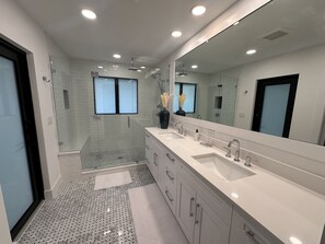 Douche, sèche-cheveux, serviettes fournies, shampoing