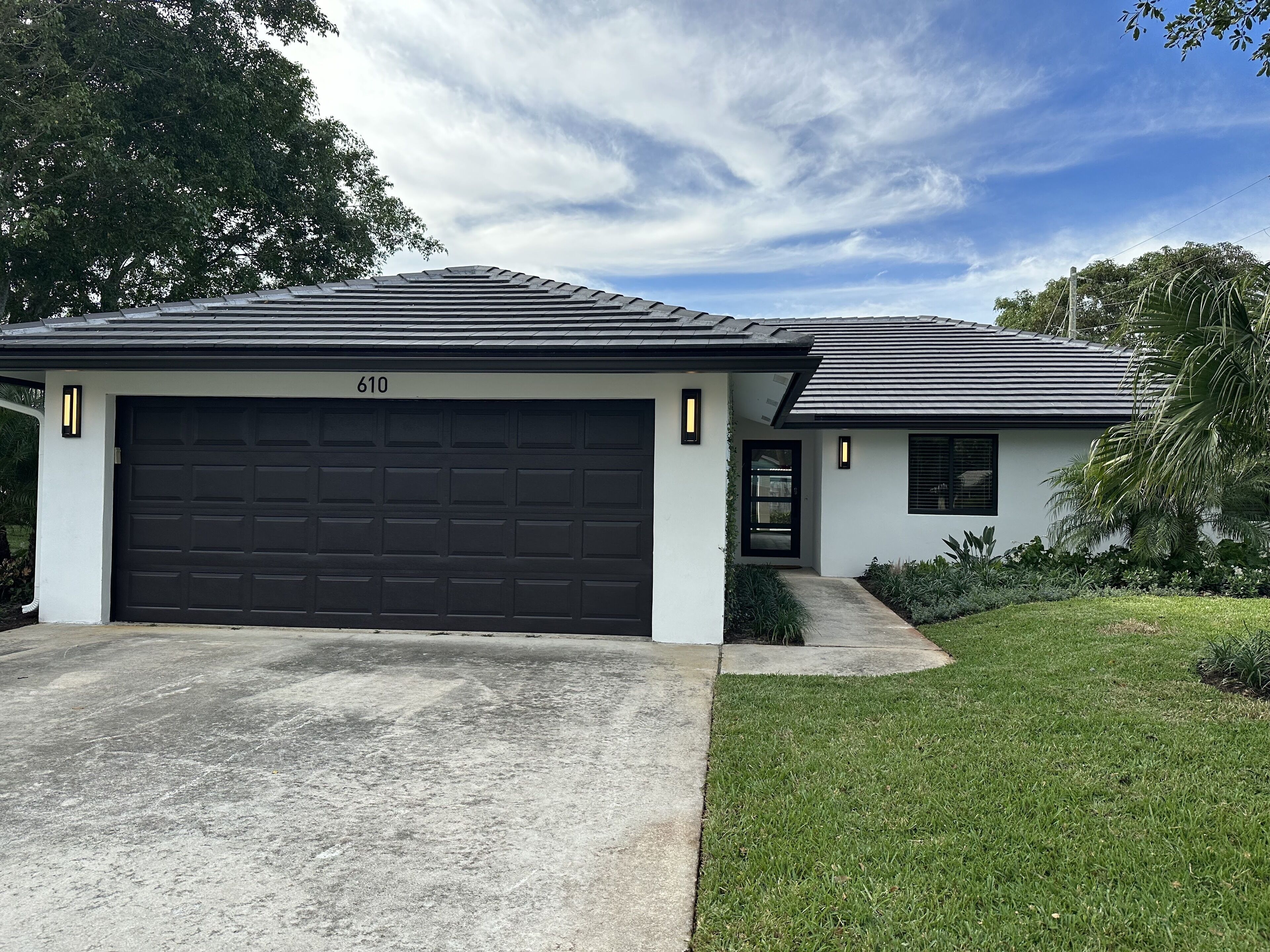 3 BR Pet-friendly House with Pool near Golf Course, downtown & beaches.