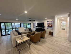 Smart TV - 3 BR Pet-friendly House with Pool near Golf Course, downtown & beaches. (Delray Beach)