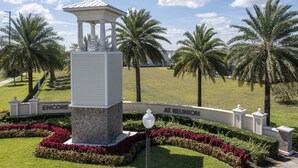 A gazebo with a white roof and columns, surrounded by well-manicured hedges and palm trees. - Private Villa near Disney world (Kissimmee)