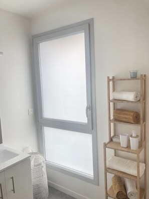 Douche, serviettes fournies, savon, shampoing