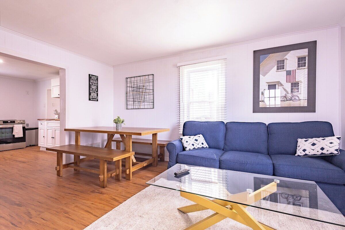 Spacious 4BR 2 Bath Apartment near Niagara Falls
