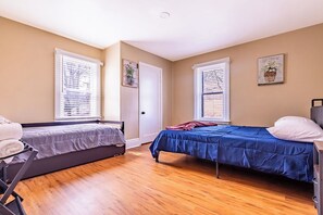 4 makuuhuonetta, silitysrauta/-lauta, vauvan matkasänky, Wi-Fi