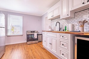 Fridge, microwave, oven, stovetop - Spacious 4BR 2 Bath Apartment near Niagara Falls (Niagara Falls)