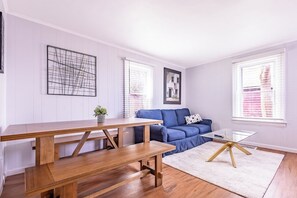 Dining - Spacious 4BR 2 Bath Apartment near Niagara Falls (Niagara Falls)