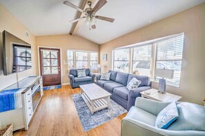 TV - 183 Marlin Dr. Newly Updated & Adorable! 3 Bedrooms - 2.5 Bathrooms (Panama City Beach)