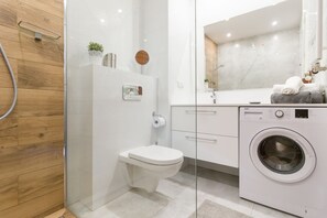 シャワー、ヘアドライヤー、タオル、石鹸