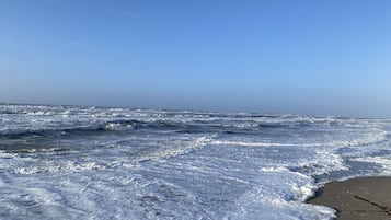 Nära stranden och vit sandstrand