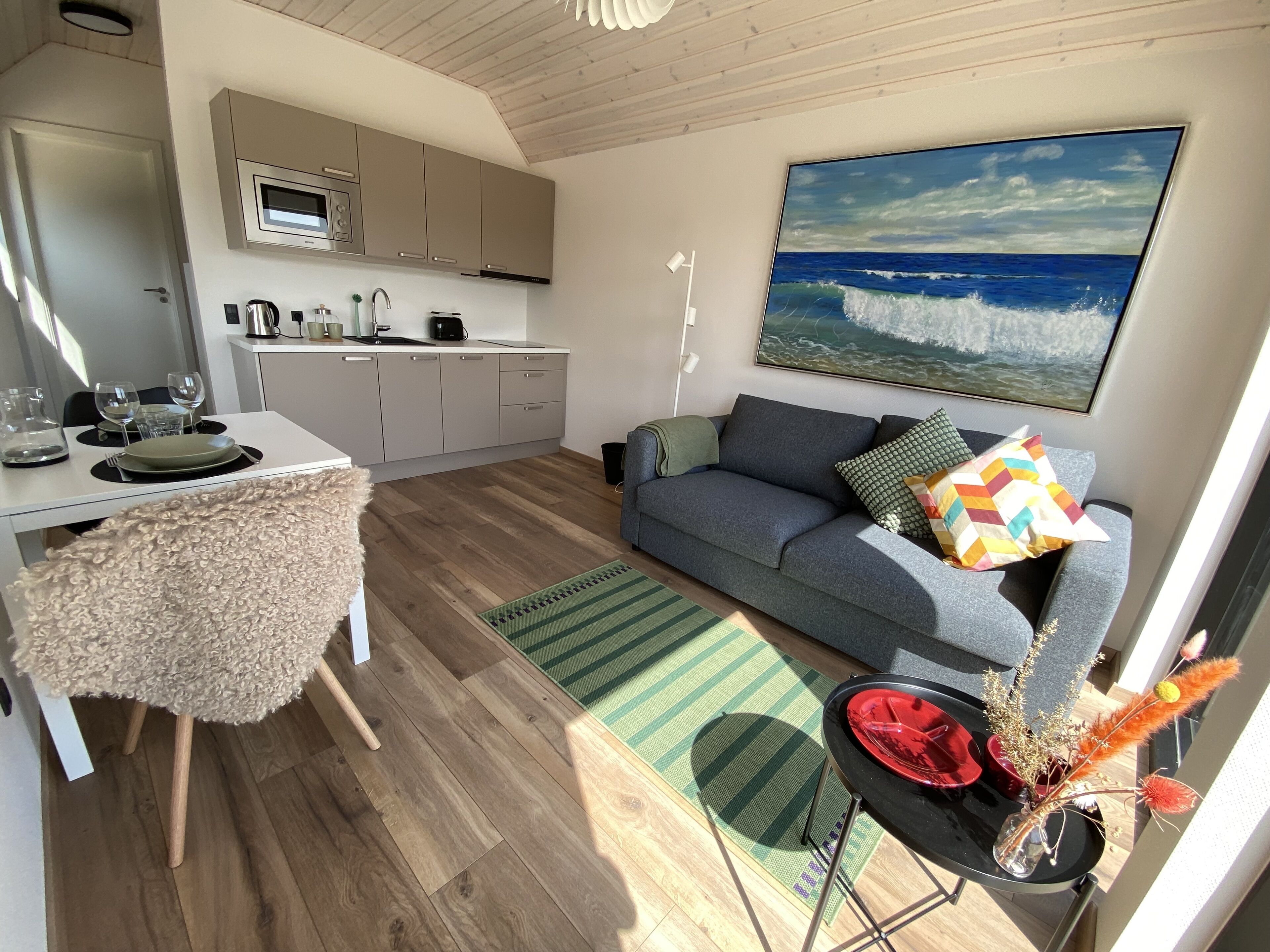 Comfort-feriehus | Privat køkken | Køleskab, mikrobølgeovn, kogeplade, opvaskemaskine