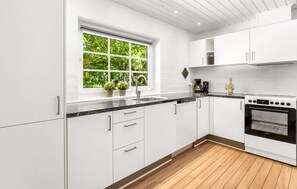 Fridge, oven, stovetop, dishwasher - Stunning home in Ulfborg with sauna (Ulfborg)