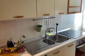 Réfrigérateur, four, plaque de cuisson, cafetière/bouilloire