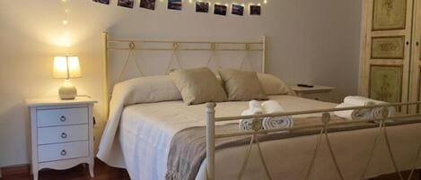 1 soverom, skrivebord, strykejern/-brett og wi-fi (inkludert)