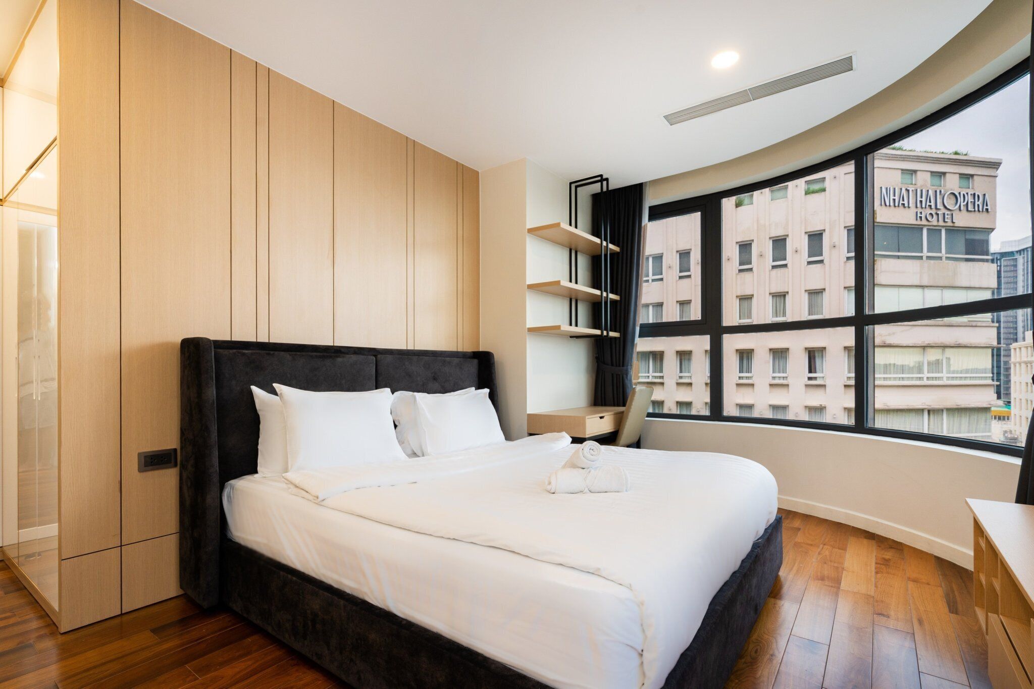 Escritorio, espacio para trabajar con un portátil, cortinas opacas