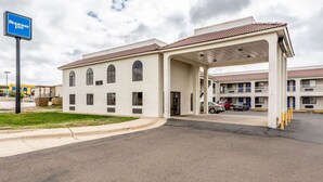 A Rodeway Inn with a covered parking area and a two-story building with arched windows. - Rodeway Inn Santa Rosa, NM (Santa Rosa)