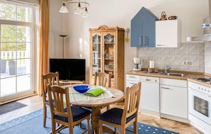 Réfrigérateur, surface de cuisson, lave-vaisselle, cafetière-théière