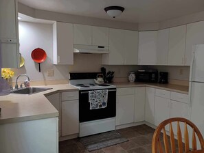 Microondas, horno, placa de cocina, lavavajillas